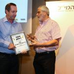 מנכ"ל פזגז, מר אמיר ארז מקבל את הפרס מקום ראשון בתחרות של המרכז הישראלי לניהול